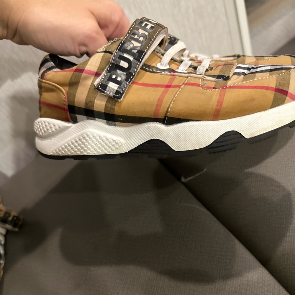 Girls Burberry shoes sz 2